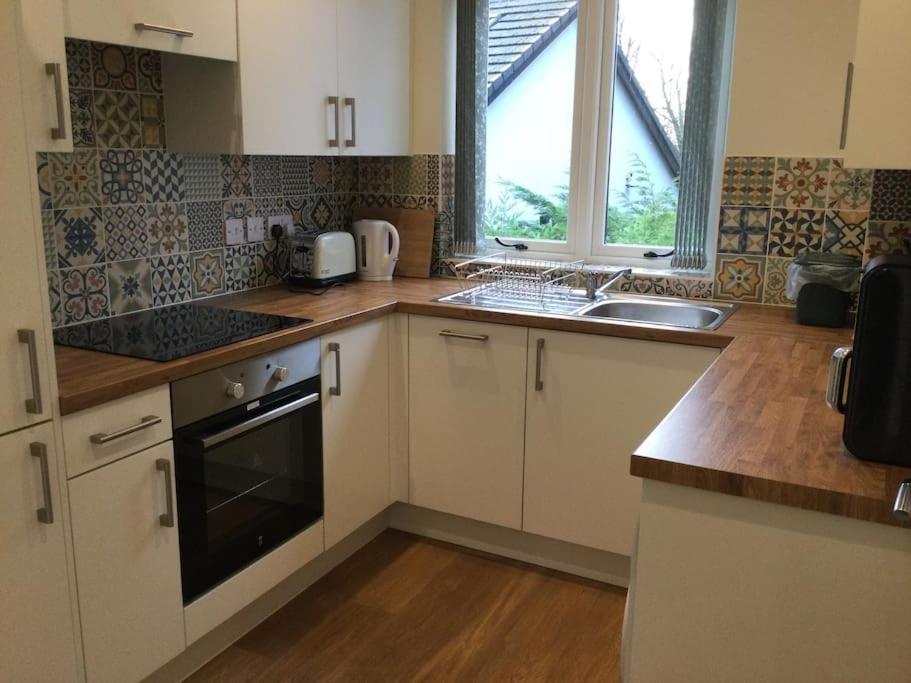 Churstonbnb, Private Flat Within Family Home, Bolton Apartment *