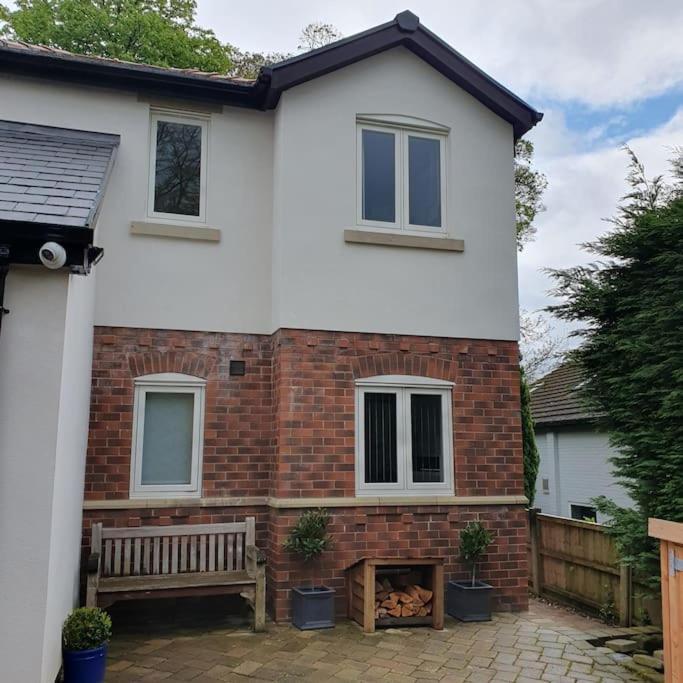 Churstonbnb, Private Flat Within Family Home, Bolton Lostock