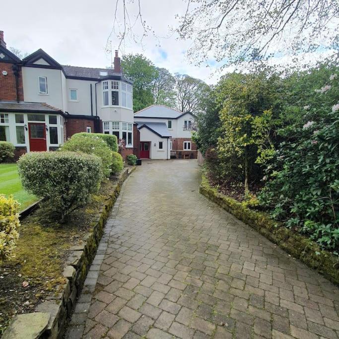 Apartment Churstonbnb, Private Flat Within Family Home, Bolton Lostock
