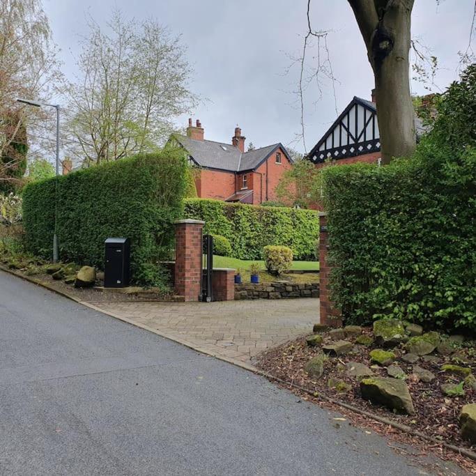 Churstonbnb, Private Flat Within Family Home, Bolton * Lostock