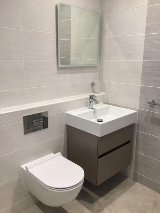 Churstonbnb, Private Flat Within Family Home, Bolton Apartment