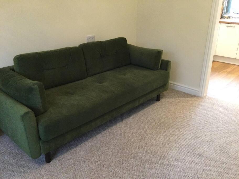Churstonbnb, Private Flat Within Family Home, Bolton Apartment *
