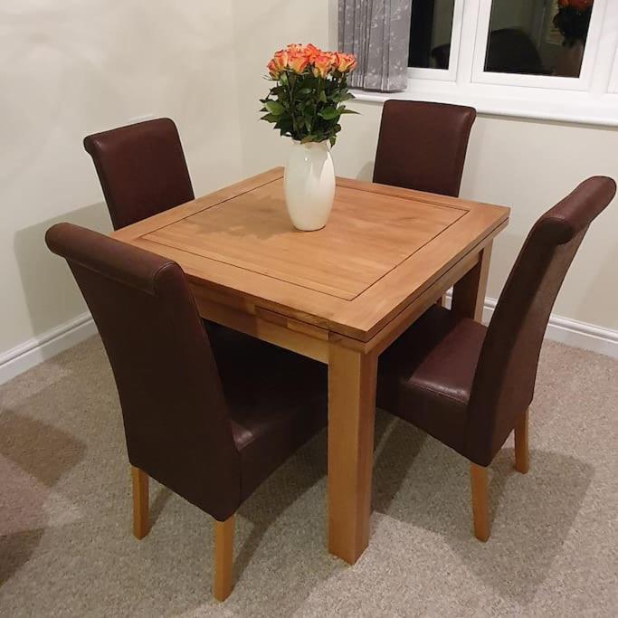 Churstonbnb, Private Flat Within Family Home, Bolton Apartment *