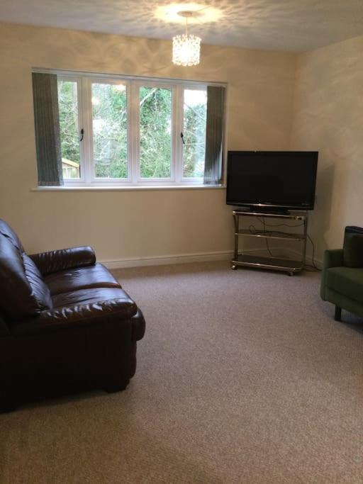 Churstonbnb, Private Flat Within Family Home, Bolton Apartment Lostock
